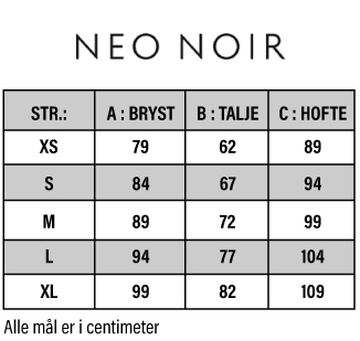 Situation krybdyr Foran Neo Noir. Midi nederdel med indvendig elastik i taljen. Nederdelen er  skåret skr