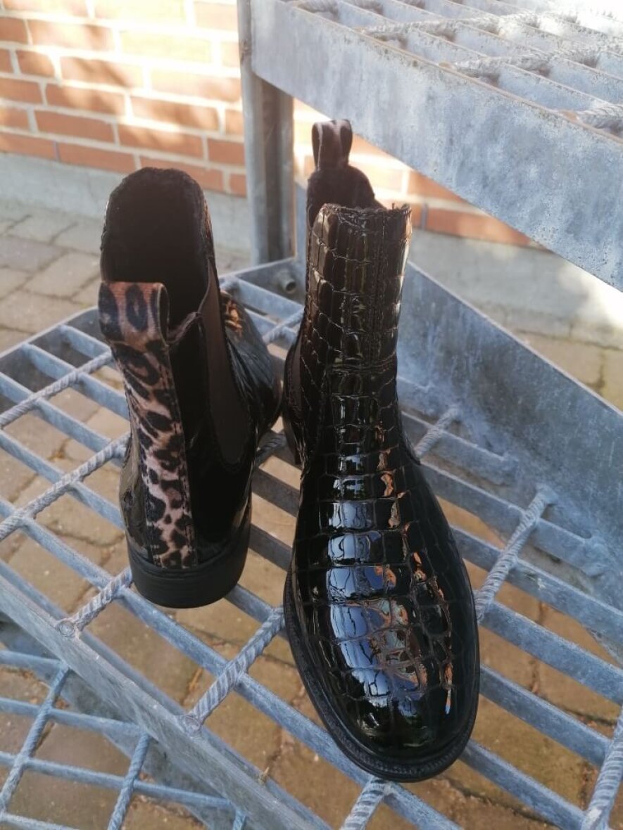 Flot rieker støvle med lak-look og leopard
