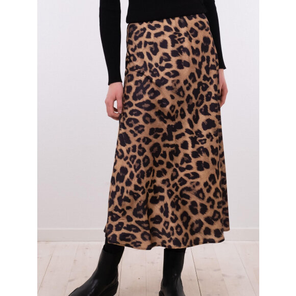 lang nederdel med leopardprint. Fri fragt 500 kr.