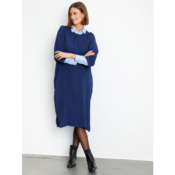 in Front Kjole - Mellemlange kjoler - IN FRONT