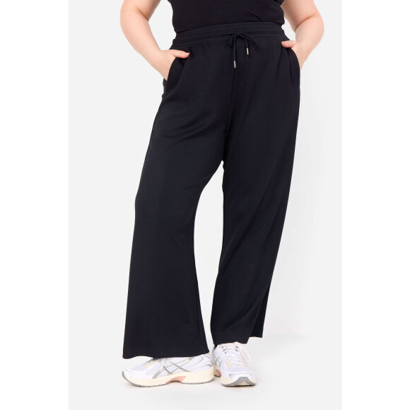 Wasabiconcept Bukser Sort - Plus size bukser til kvinder - Wasabiconcept