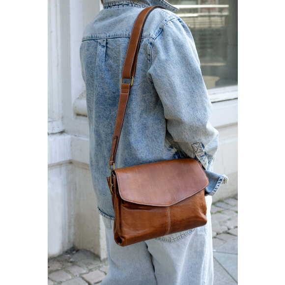 Re:designed Walnut Liri urban Medium - Tasker & Punge - Re:designed