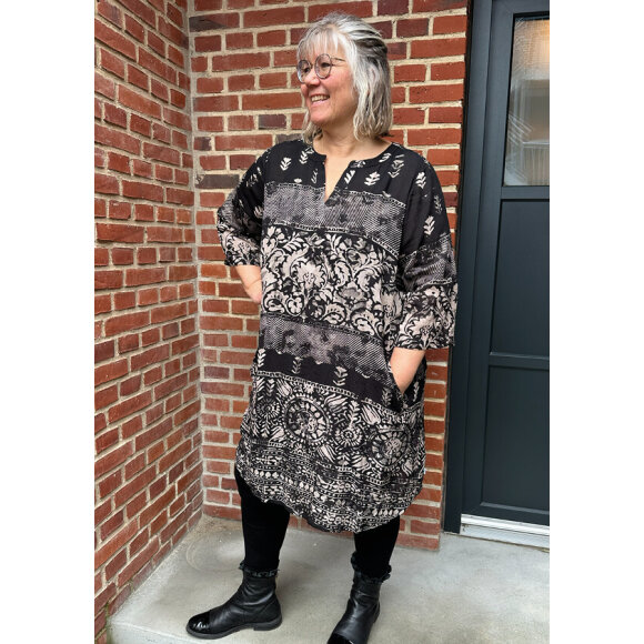 Zhenzi kjole - sort/sand - Kjoler til plus size kvinder - Zhenzi