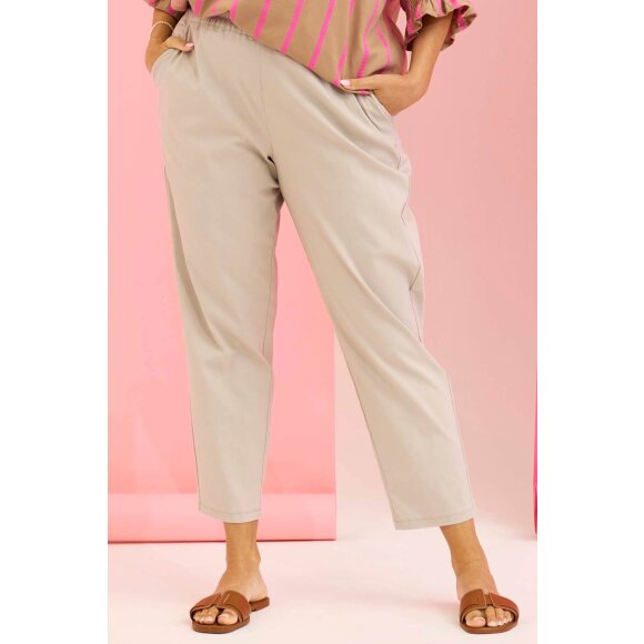 Zhenzi buks - sand - Plus size bukser til kvinder - Zhenzi