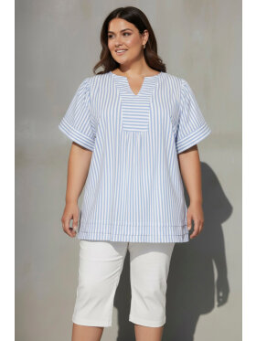 Cassiopeia bluse - lyseblå/stribet - Overdele til Plus size - CASSIOPEIA