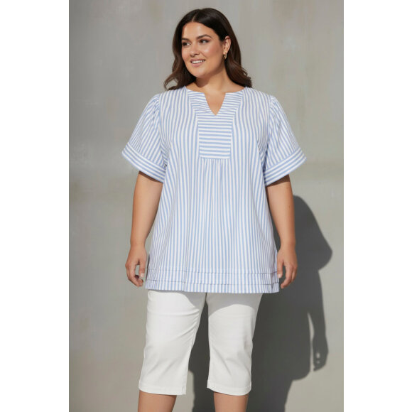 Cassiopeia bluse - lyseblå/stribet - Overdele til Plus size - CASSIOPEIA