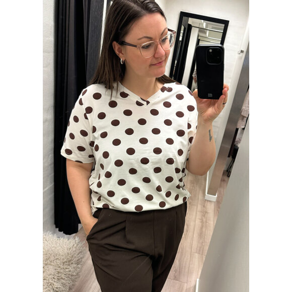Cassiopeia t-shirt - brun/prikker - Overdele til Plus size - CASSIOPEIA