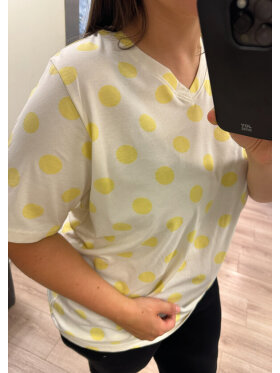 Cassiopeia t-shirt - gul/prikker - Overdele til Plus size - CASSIOPEIA