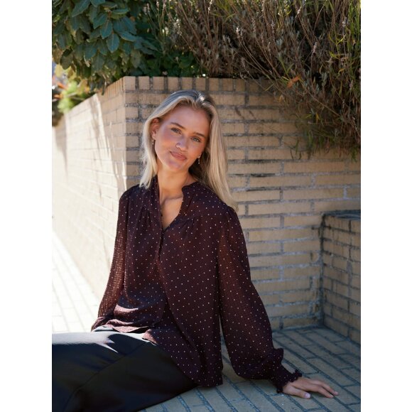 Neo Noir skjorte - Astrida Dotted - Bordeaux - Dame - Bluser - Neo Noir