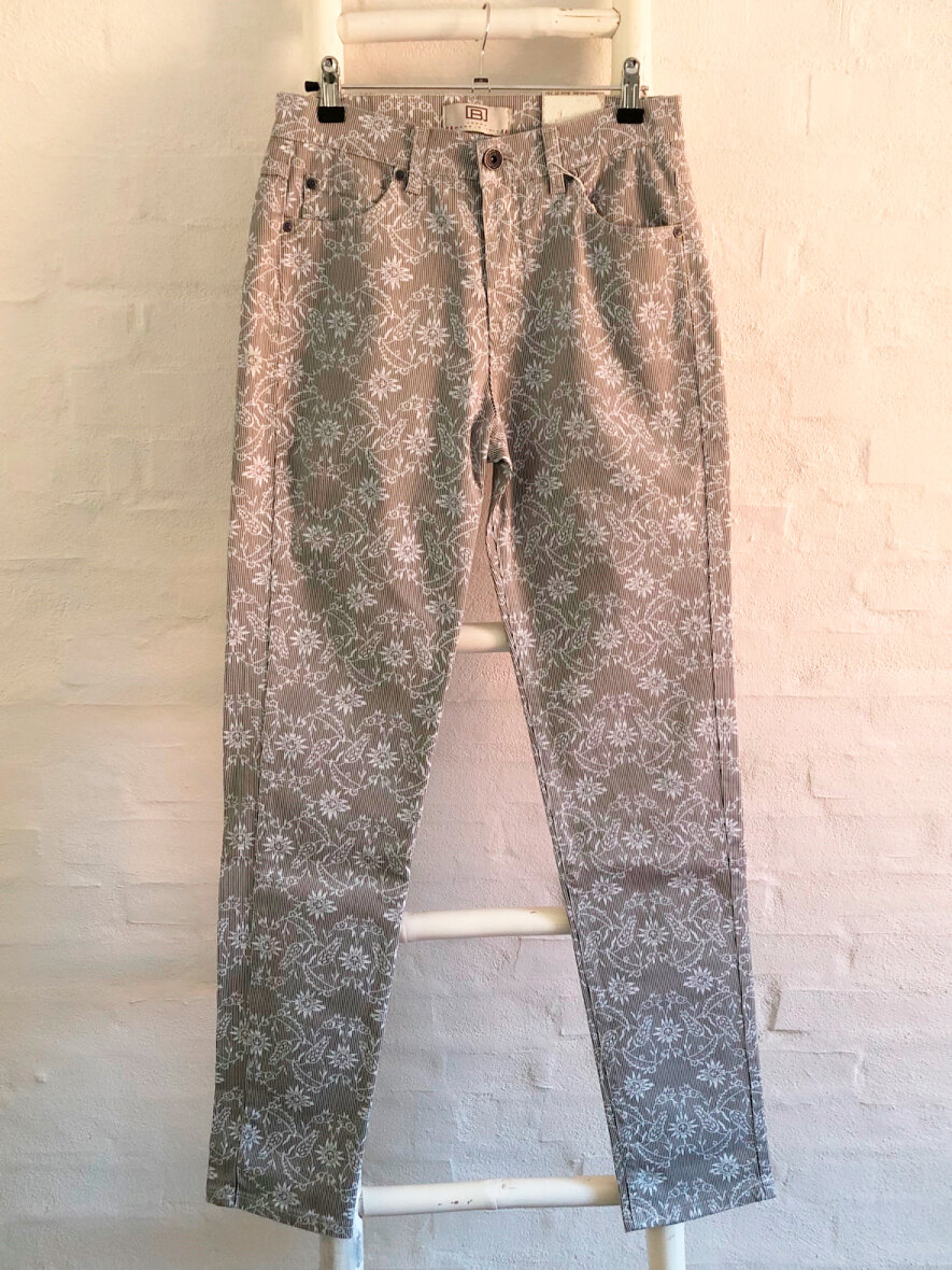 Bessie Jeans. Super flotte bukser med tynde og blomsterprint. 5-lom